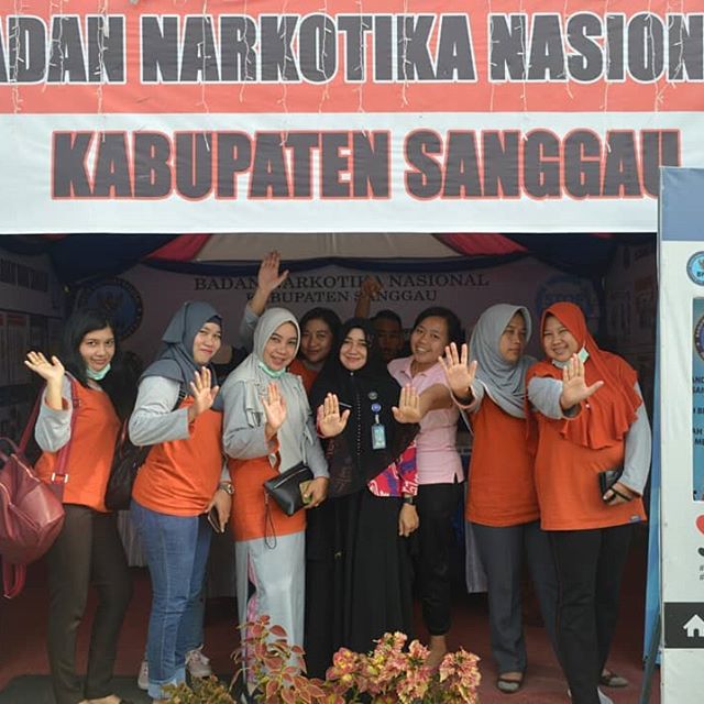 BNNK SANGGAU EDUKASI BAHAYA NARKOBA PADA PENGUNJUNG PAMERAN ULANG TAHUN KOTA SANGGAU BNNK SANGGAU EDUKASI BAHAYA NARKOBA PADA PENGUNJUNG PAMERAN ULANG TAHUN KOTA SANGGAU