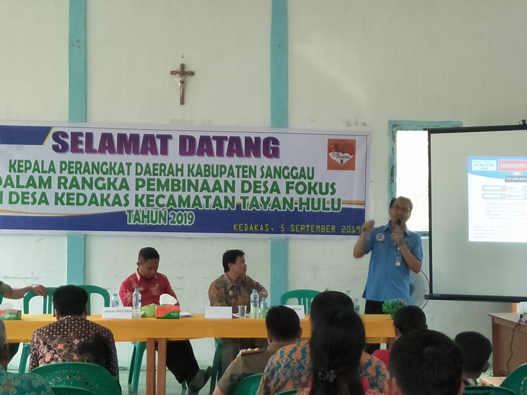 KEPALA BNNK SANGGAU SOSIALISASI PEMBINAAN DESA FOKUS DI TAYAN HULU KABUPATEN SANGGAU