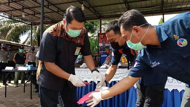 BNNK SANGGAU HADIRI PEMUSNAHAN BARANG BUKTI NARKOTIKA DI MAPOLRES SANGGAU BNNK SANGGAU HADIRI PEMUSNAHAN BARANG BUKTI NARKOTIKA DI MAPOLRES SANGGAU