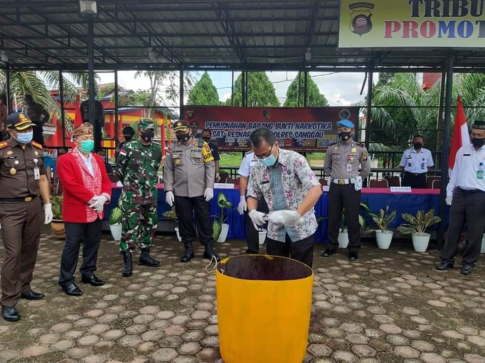 Kepala BNNK Sanggau hadiri pemusnahan barang bukti Narkotika Kepala BNNK Sanggau hadiri pemusnahan barang bukti Narkotika