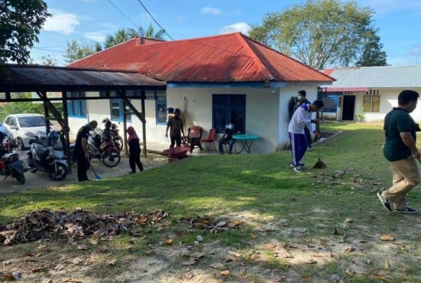 Pegawai BNNK Sanggau Melaksanakan Jum'at Bersih,Untuk Lingkungan Kantor Yang Lebih Indah Dan Nyaman Pegawai BNNK Sanggau Melaksanakan Jum’at Bersih,Untuk Lingkungan Kantor Yang Lebih Indah Dan Nyaman