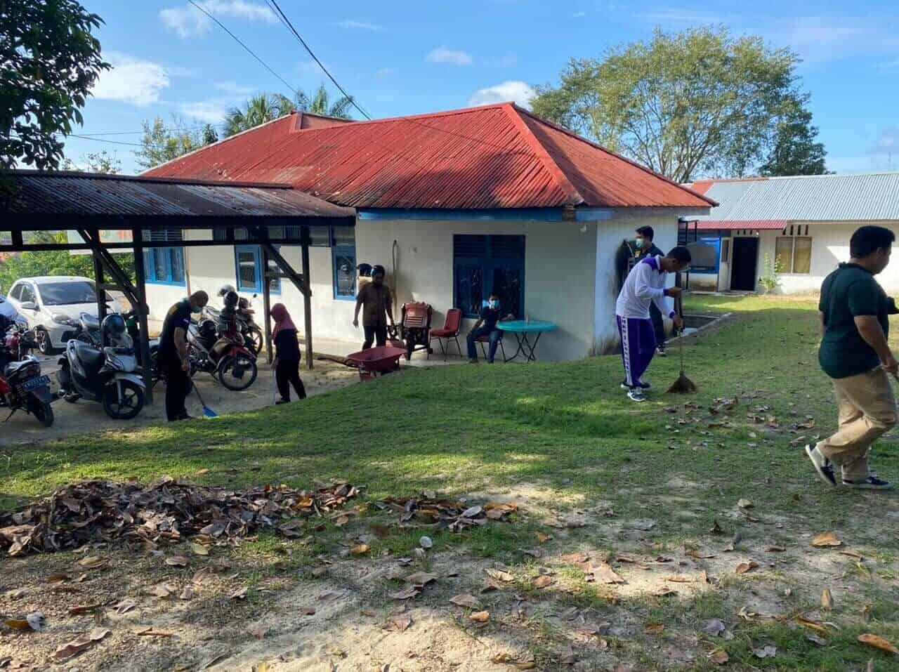 Pegawai BNNK Sanggau Melaksanakan Jum'at Bersih,Untuk Lingkungan Kantor Yang Lebih Indah Dan Nyaman Pegawai BNNK Sanggau Melaksanakan Jum’at Bersih,Untuk Lingkungan Kantor Yang Lebih Indah Dan Nyaman
