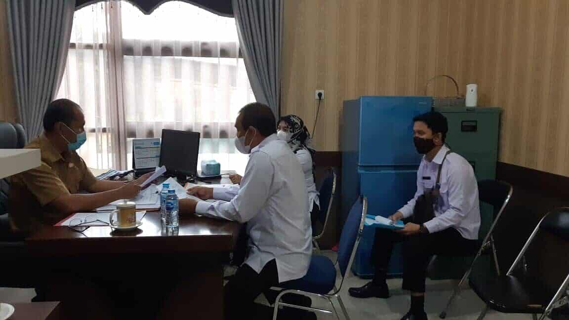 Kepala BNNK Sanggau Koordinasi dengan Plt. Kepala Dinas Kesehatan Sanggau terkait Inpres Nomor 2 Tahun 2020. Kepala BNNK Sanggau Koordinasi dengan Plt. Kepala Dinas Kesehatan Sanggau terkait Inpres Nomor 2 Tahun 2020.