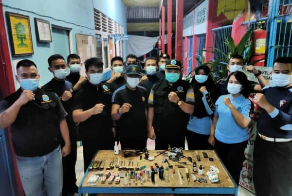 BNNK Sanggau Melaksanakan Kegiatan Penggeledahan Blok Hunian Warga Binaan Pemasyarakatan (WBP) Di Rutan Klas IIB Sanggau.