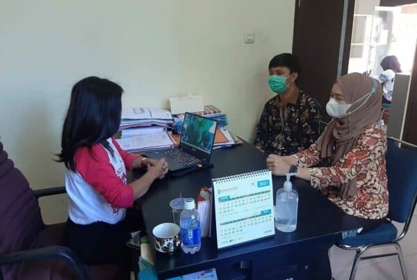 Kasubbag Umum BNNK Sanggau Koordinasi dengan Kasubbag Umum Dinas Bina Marga dan Sumber Daya Air Kabupaten Sanggau terkait Inpres Nomor 2 Tahun 2020.