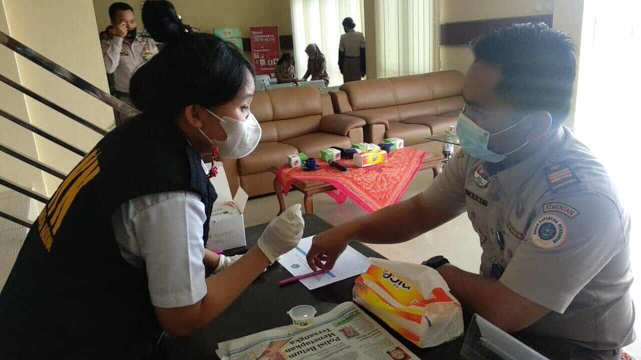 Badan Narkotika Nasional Kabupaten Sanggau Melaksanakan Tes Urine Di Kantor Stasiun Karantina Pertanian Kelas I Entikong