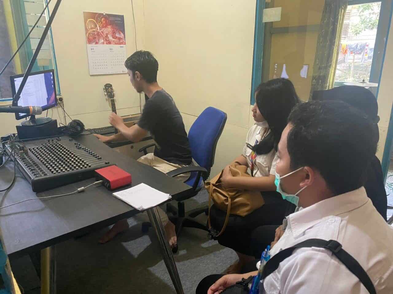 Pemutaran Lagu War on Drugs di Radio Bima Diandra Perkasa Sanggau Pemutaran Lagu War on Drugs di Radio Bima Diandra Perkasa Sanggau