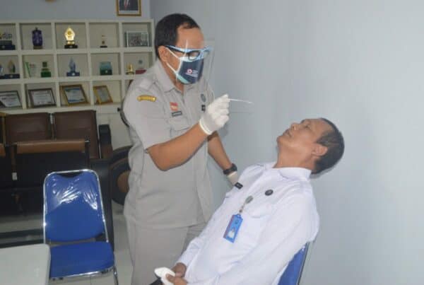 PEMERIKSAAN TES SWAB ANTIGEN. PEMERIKSAAN TES SWAB ANTIGEN.