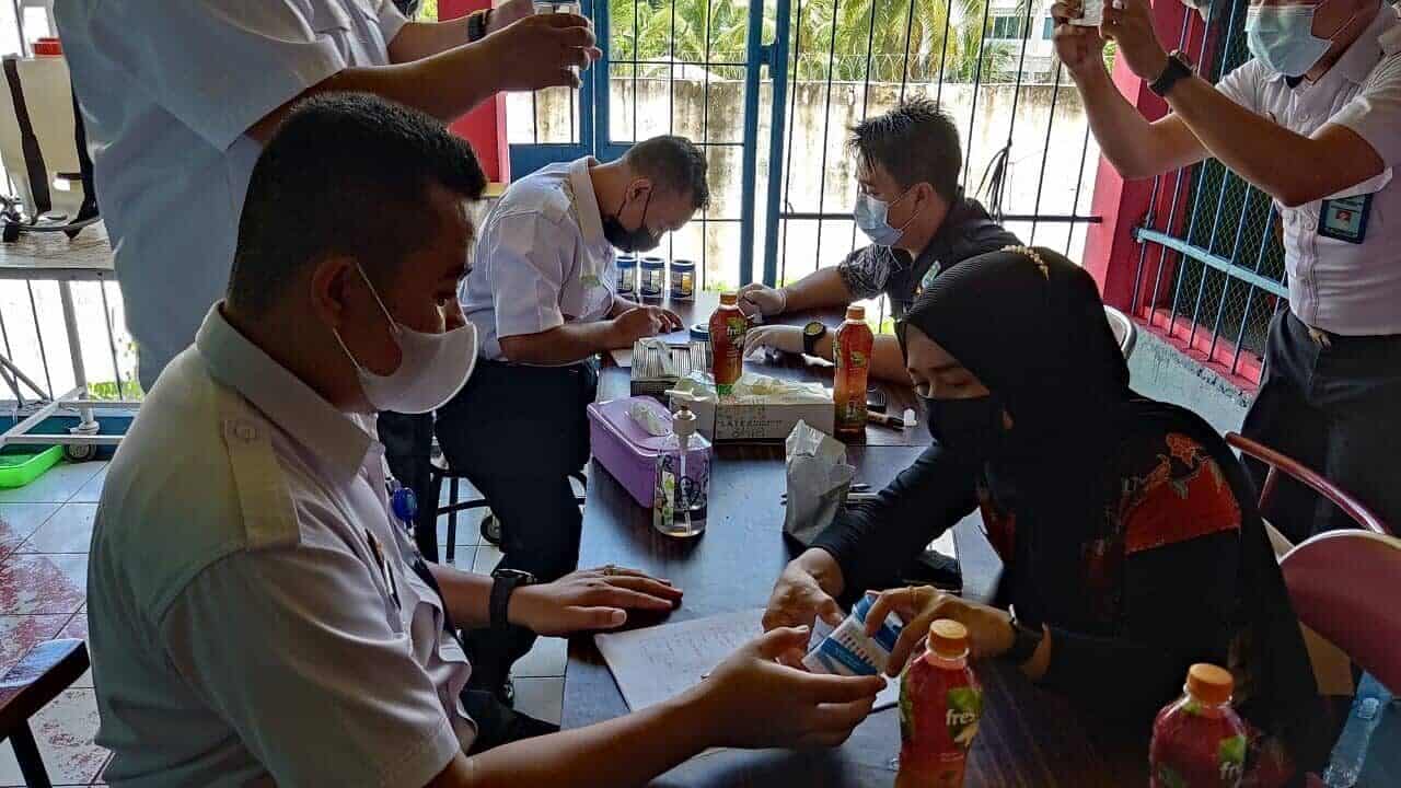 BNNK SANGGAU TES URINE PEGAWAI RUTAN KLAS IIB SANGGAU. BNNK SANGGAU TES URINE PEGAWAI RUTAN KLAS IIB SANGGAU.