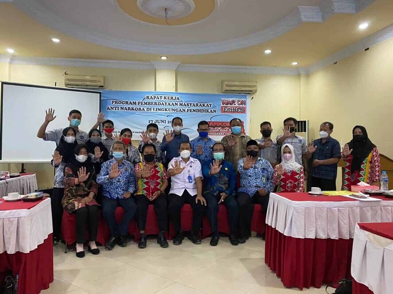 RAPAT KERJA PROGRAM PEMBERDAYAAN MASYARAKAT ANTI NARKOBA DI LINGKUNGAN PENDIDIKAN. RAPAT KERJA PROGRAM PEMBERDAYAAN MASYARAKAT ANTI NARKOBA DI LINGKUNGAN PENDIDIKAN.