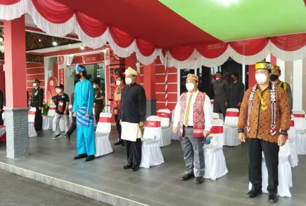 Kepala BNNK Sanggau Menghadiri Upacara Penurunan Bendera Merah Putih di halaman Kantor Bupati Sanggau