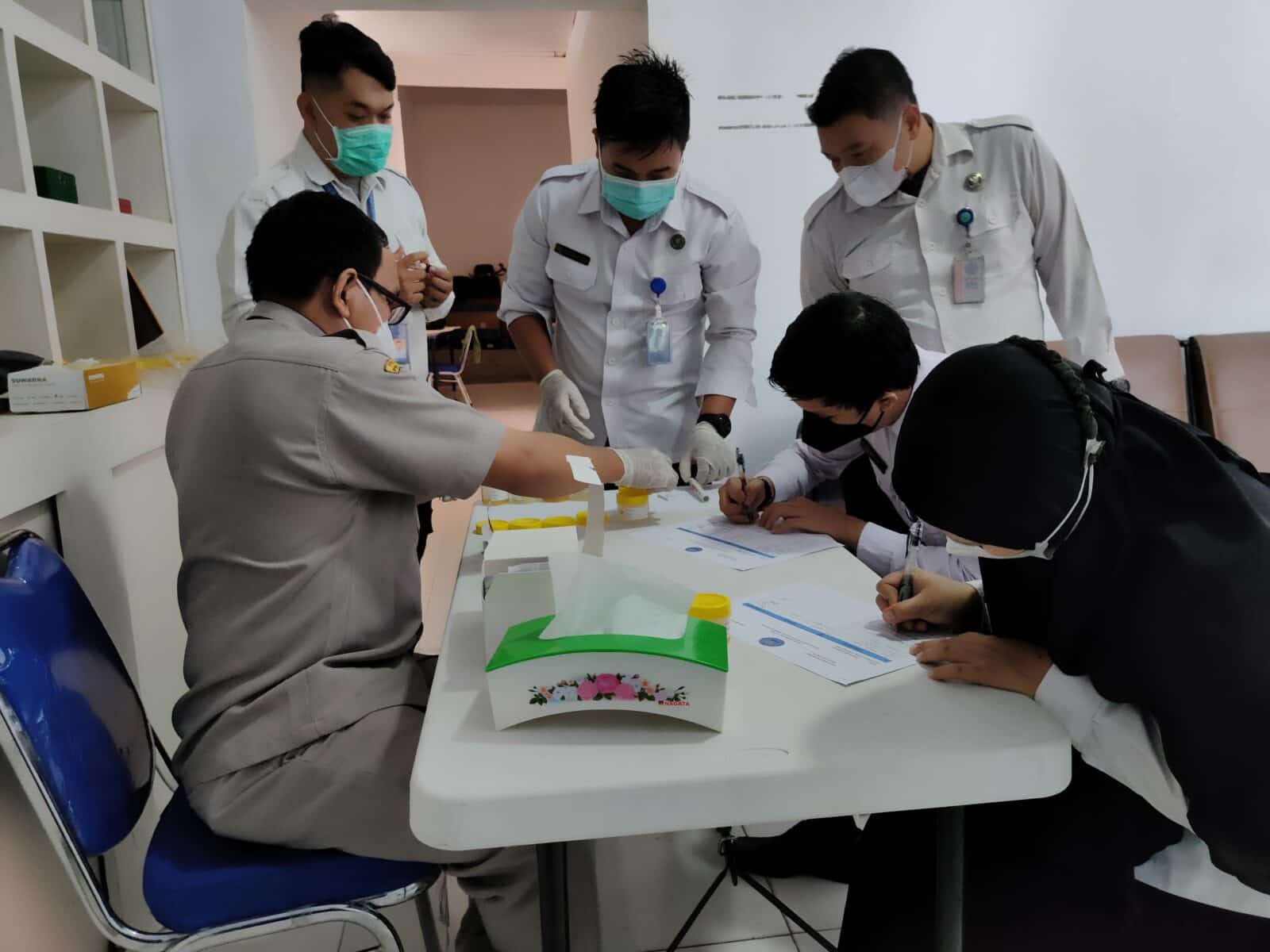 BNNK Sanggau Tes Urine Dadakan Seluruh Personelnya. BNNK Sanggau Tes Urine Dadakan Seluruh Personelnya.