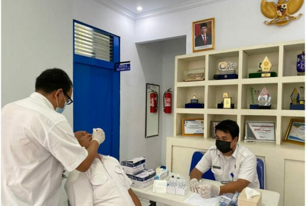 PELAKSANAAN TES SWAB ANTIGEN.