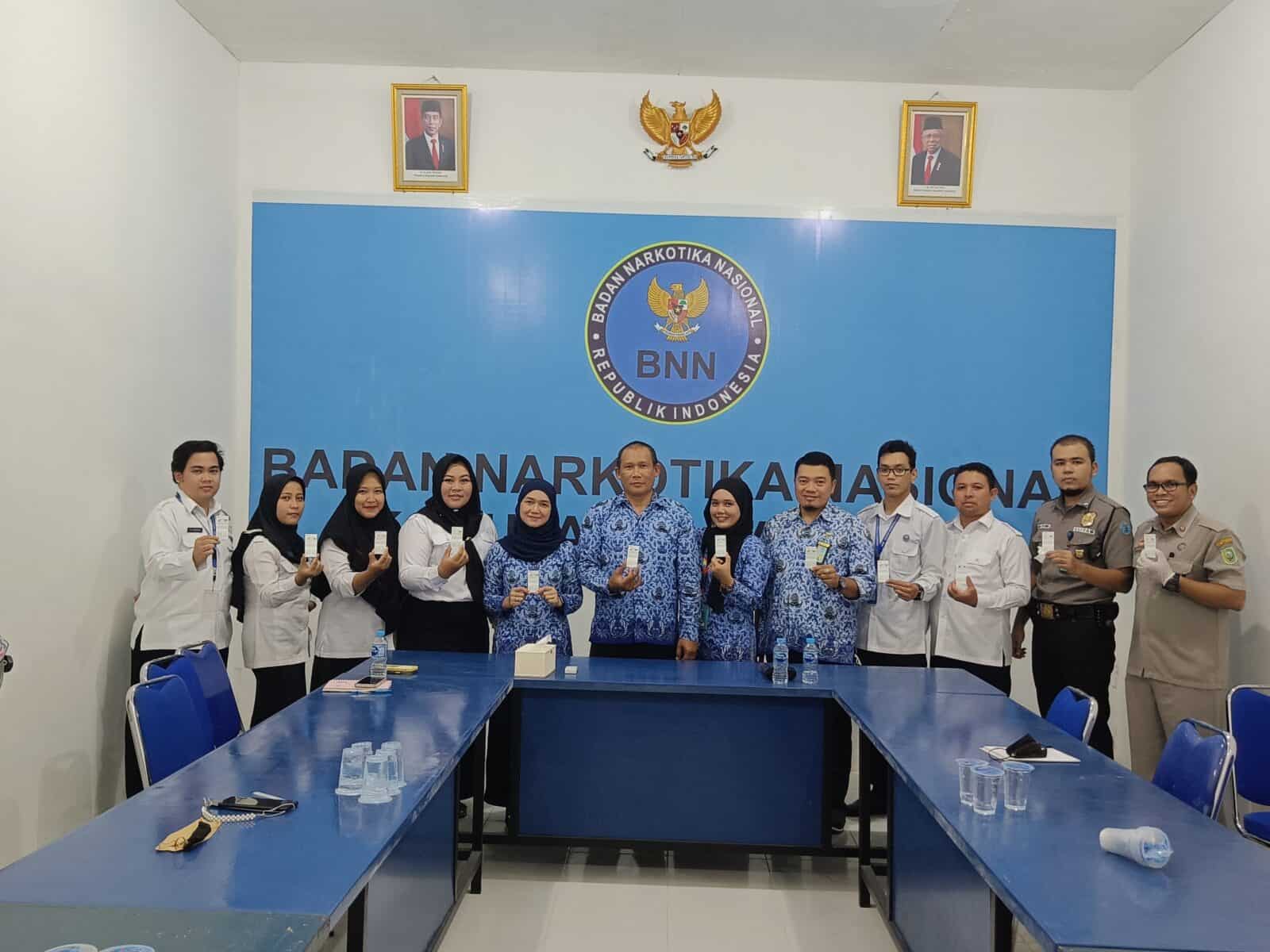 Tes Urine Dadakan Personil BNNK Sanggau. Tes Urine Dadakan Personil BNNK Sanggau.