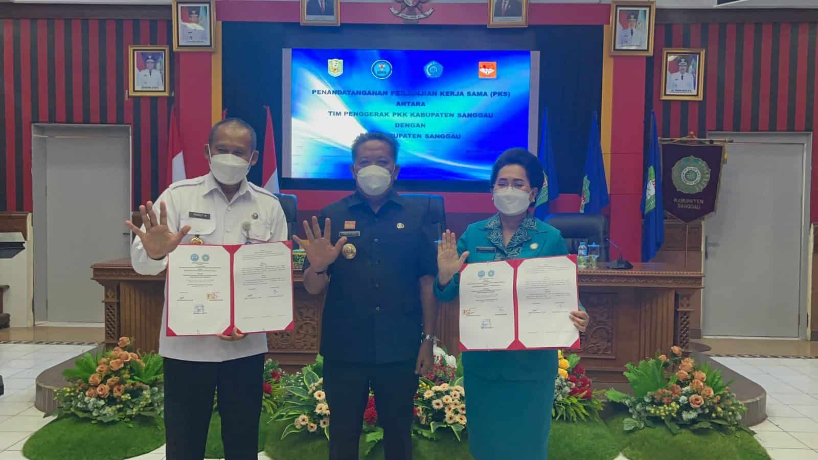 PENANDATANGANAN PERJANJIAN KERJASAMA (PKS) ANTARA BNNK SANGGAU DENGAN TIM PENGGERAK PKK KABUPATEN SANGGAU. PENANDATANGANAN PERJANJIAN KERJASAMA (PKS) ANTARA BNNK SANGGAU DENGAN TIM PENGGERAK PKK KABUPATEN SANGGAU.
